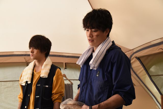 はしゃぐ佐野勇斗＆鈴木伸之！ドラマ「俺たちはあぶなくない～クールにさぼる刑事たち」第3話場面カット（9枚目）