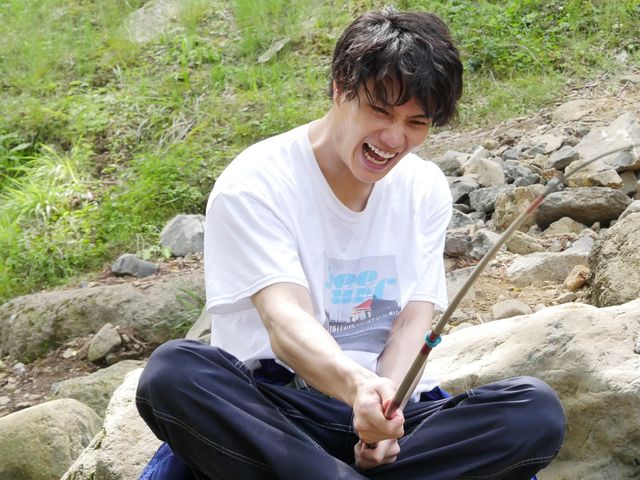 はしゃぐ佐野勇斗＆鈴木伸之！ドラマ「俺たちはあぶなくない～クールにさぼる刑事たち」第3話場面カット（10枚目）