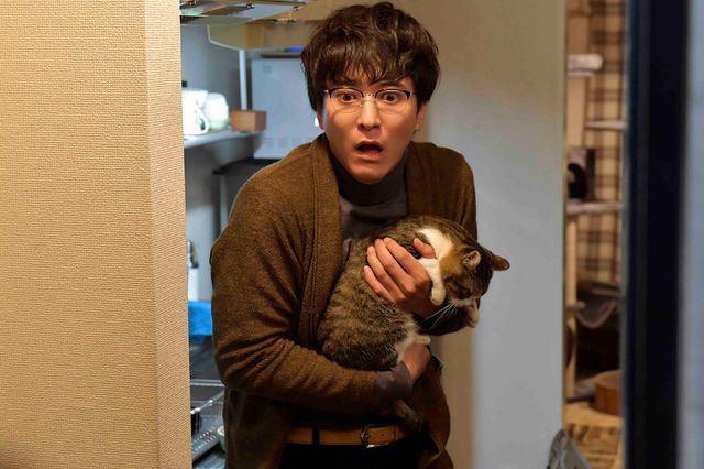 安達を見つめる黒沢…「30歳まで童貞だと魔法使いになれるらしい」第3話場面カット（3枚目）