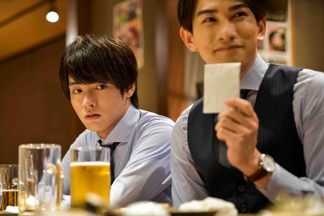 安達を見つめる黒沢…「30歳まで童貞だと魔法使いになれるらしい」第3話場面カット（4枚目）