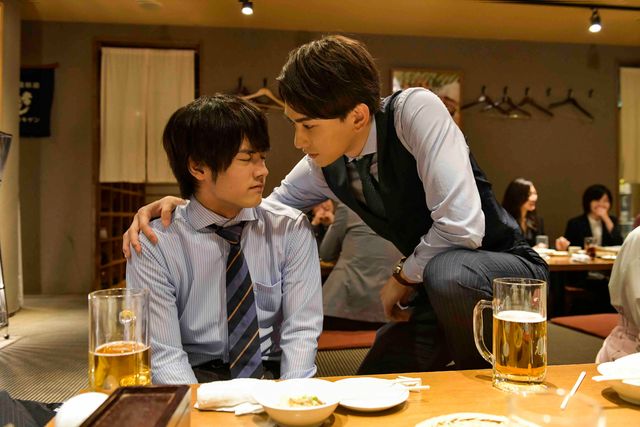 安達を見つめる黒沢…「30歳まで童貞だと魔法使いになれるらしい」第3話場面カット（5枚目）