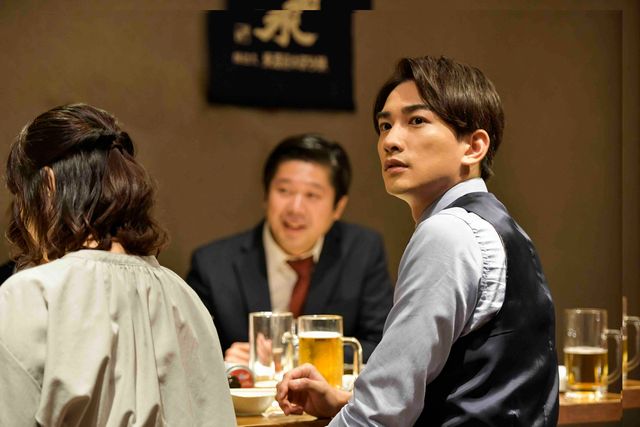 安達を見つめる黒沢…「30歳まで童貞だと魔法使いになれるらしい」第3話場面カット（6枚目）