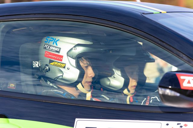 森崎ウィンの真剣なまなざし！映画『僕と彼女とラリーと』場面カット：フォトギャラリー