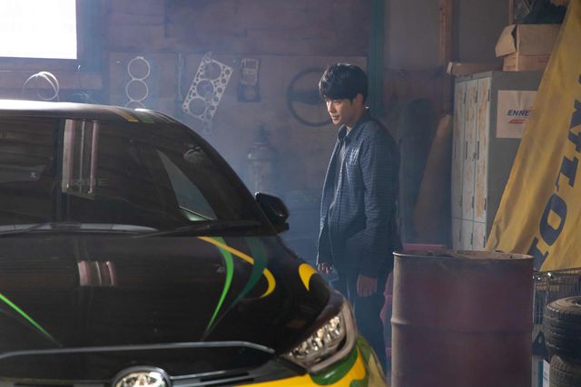 森崎ウィンの真剣なまなざし！映画『僕と彼女とラリーと』場面カット（6枚目）