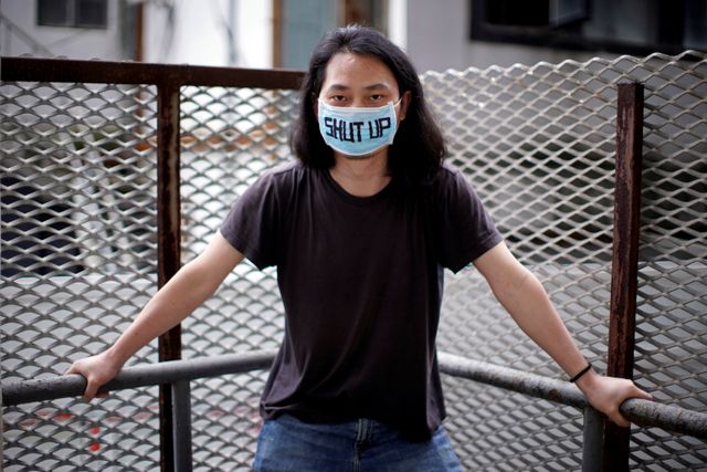 Brother Nutの名で活動する中国人アーティストが、新型コロナウイルス流行下での検閲に抗議し、30日間にわたり沈黙するパフォーマンスを行った。13日に上海で撮影