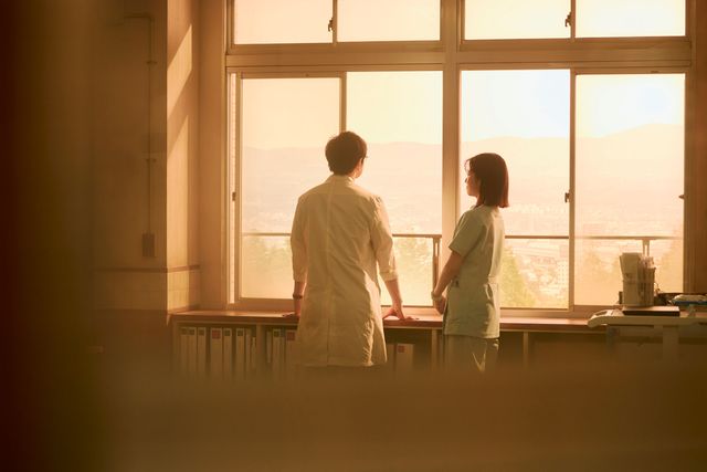 松本潤の優しいまなざし…日曜劇場「19番目のカルテ」場面写真（2枚目）