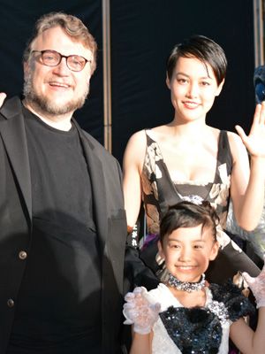 レッドカーペットに登場した（左上）ギレルモ・デル・トロ監督、（右上）菊地凛子、（右下）芦田愛菜