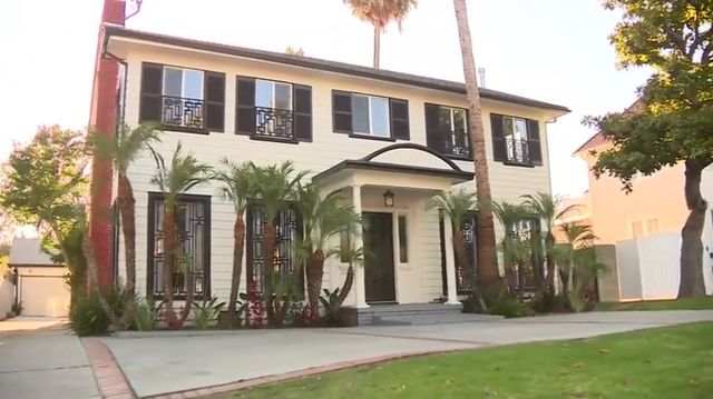 複数の報道によると、英ヘンリー王子の妻であるメーガン妃が以前住んでいた米ロサンゼルスの物件が、約180万ドル(約1億9,000万円)で売りに出されている。画像はビデオから