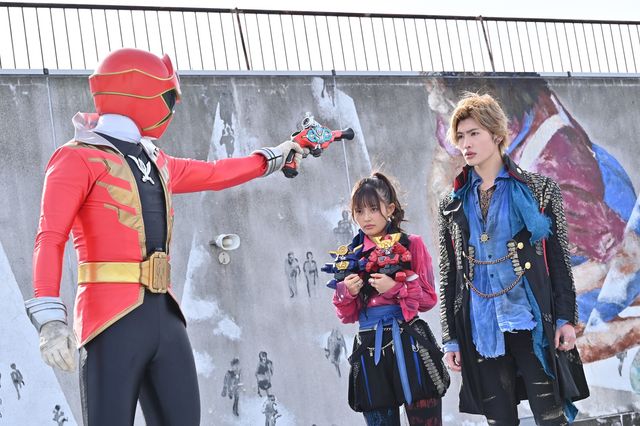 宇宙海賊vs世界海賊！『ゼンキラセンパイ』ゴーカイレッドがゾックス＆フリントに迫る：フォトギャラリー