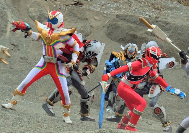 宇宙海賊vs世界海賊！『ゼンキラセンパイ』ゴーカイレッドがゾックス＆フリントに迫る（2枚目）