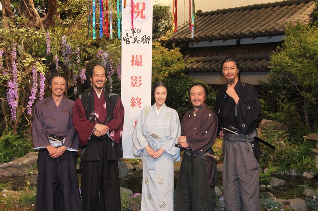 クランクアップを迎えた共演者の面々（左から）高橋一生、松坂桃李、中谷美紀、濱田岳、速水もこみち
