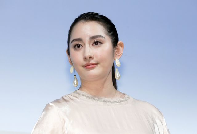 早見あかり＆松井玲奈、美しいドレス姿で魅了！『女の機嫌の直し方』完成披露舞台あいさつ：フォトギャラリー