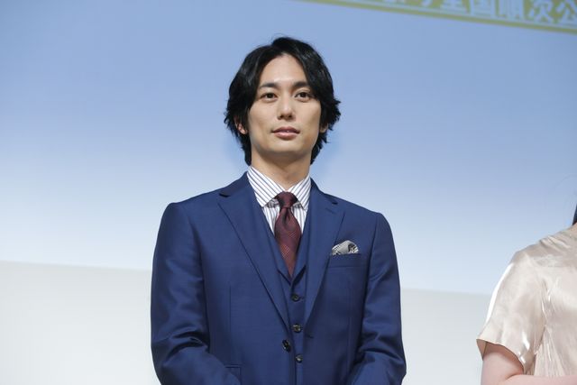 早見あかり＆松井玲奈、美しいドレス姿で魅了！『女の機嫌の直し方』完成披露舞台あいさつ（2枚目）