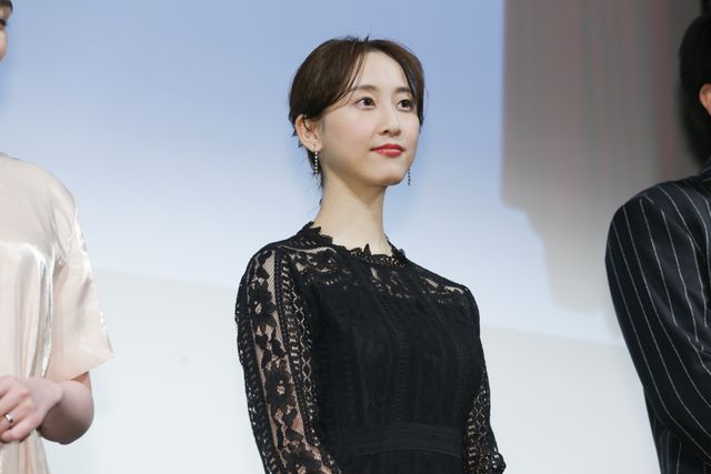 早見あかり＆松井玲奈、美しいドレス姿で魅了！『女の機嫌の直し方』完成披露舞台あいさつ（3枚目）