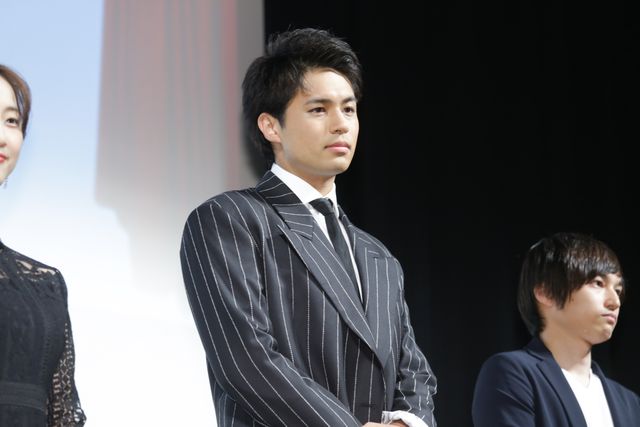 早見あかり＆松井玲奈、美しいドレス姿で魅了！『女の機嫌の直し方』完成披露舞台あいさつ（4枚目）