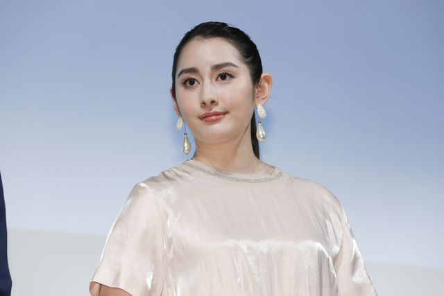 早見あかり＆松井玲奈、美しいドレス姿で魅了！『女の機嫌の直し方』完成披露舞台あいさつ（5枚目）