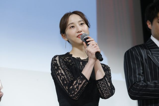 早見あかり＆松井玲奈、美しいドレス姿で魅了！『女の機嫌の直し方』完成披露舞台あいさつ（6枚目）