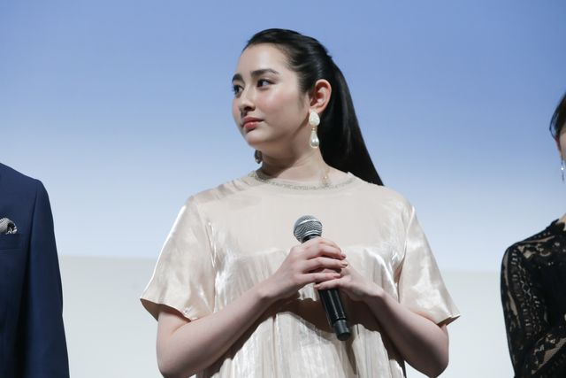 早見あかり＆松井玲奈、美しいドレス姿で魅了！『女の機嫌の直し方』完成披露舞台あいさつ（9枚目）