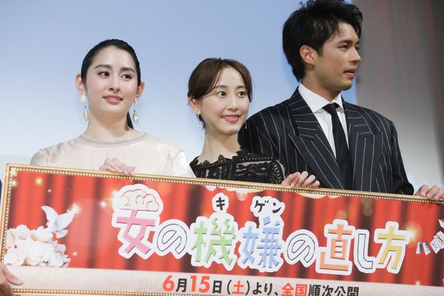 早見あかり＆松井玲奈、美しいドレス姿で魅了！『女の機嫌の直し方』完成披露舞台あいさつ（10枚目）