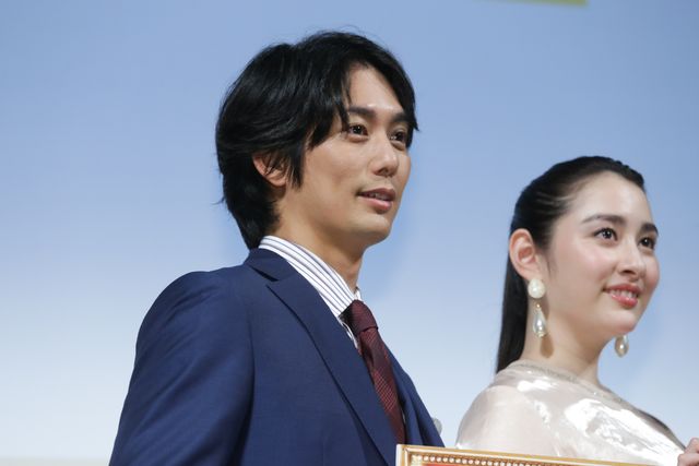 早見あかり＆松井玲奈、美しいドレス姿で魅了！『女の機嫌の直し方』完成披露舞台あいさつ（11枚目）