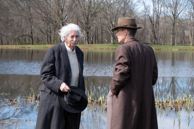 トム・コンティが演じたアインシュタインとキリアン・マーフィ演じるオッペンハイマー