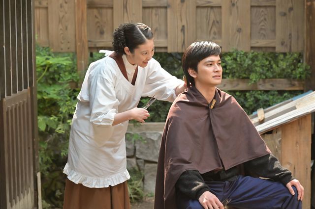 のぶ（今田美桜）が嵩（北村匠海）の髪を切り…「あんぱん」第20週「見上げてごらん夜の星を」第96回：フォトギャラリー