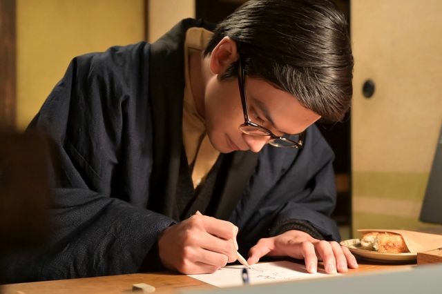 のぶ（今田美桜）が嵩（北村匠海）の髪を切り…「あんぱん」第20週「見上げてごらん夜の星を」第96回（3枚目）