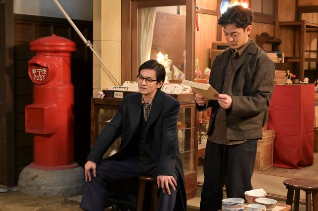 のぶ（今田美桜）が嵩（北村匠海）の髪を切り…「あんぱん」第20週「見上げてごらん夜の星を」第96回（4枚目）