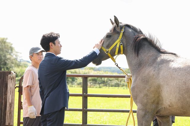 目黒蓮は謎の役柄…日曜劇場「ザ・ロイヤルファミリー」場面写真（8枚目）