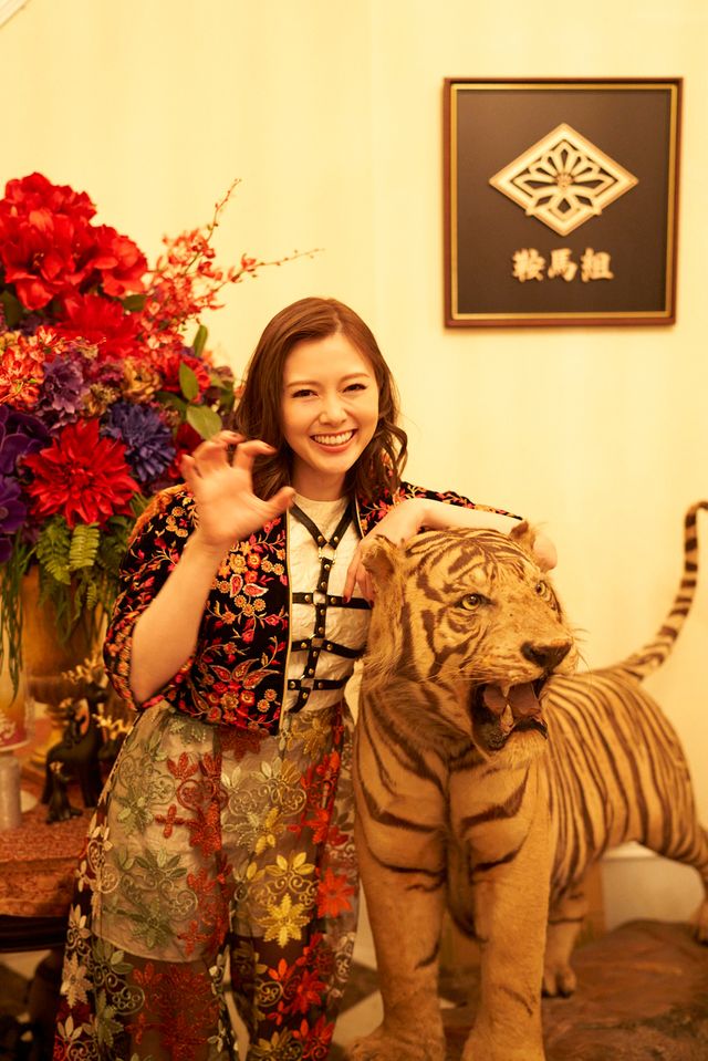 白石麻衣、どの衣装＆髪型も似合う！映画『嘘喰い』場面カット＆メイキング写真：フォトギャラリー