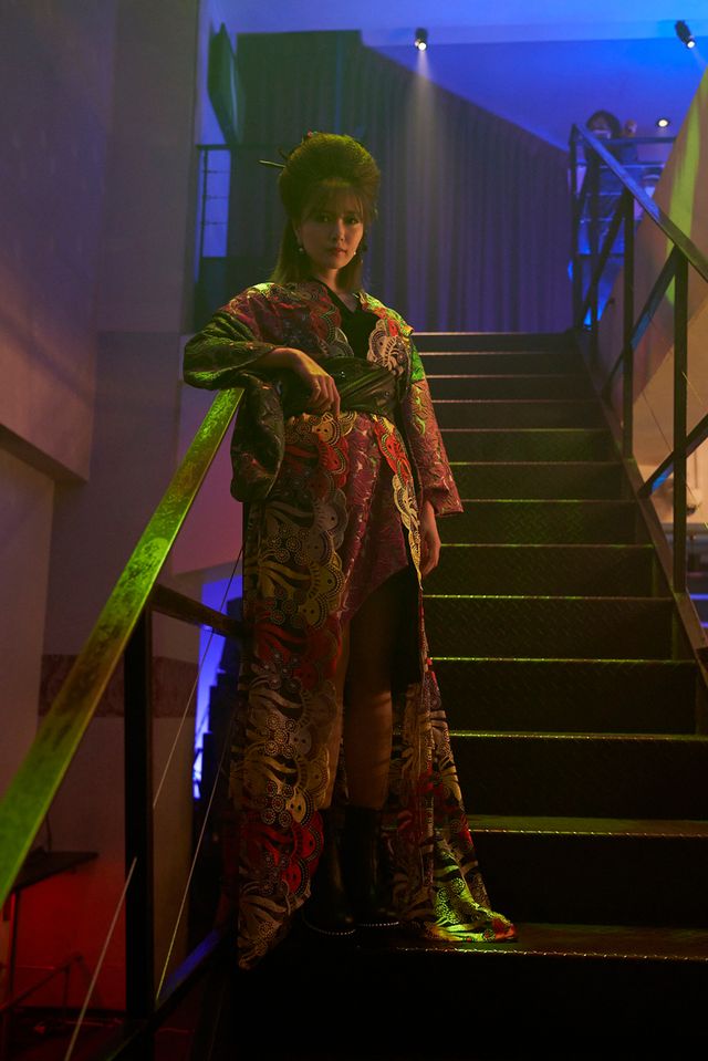 白石麻衣、どの衣装＆髪型も似合う！映画『嘘喰い』場面カット＆メイキング写真（2枚目）