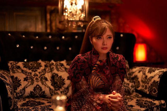 白石麻衣、どの衣装＆髪型も似合う！映画『嘘喰い』場面カット＆メイキング写真（3枚目）