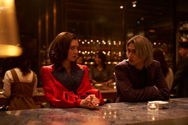 白石麻衣、どの衣装＆髪型も似合う！映画『嘘喰い』場面カット＆メイキング写真（4枚目）