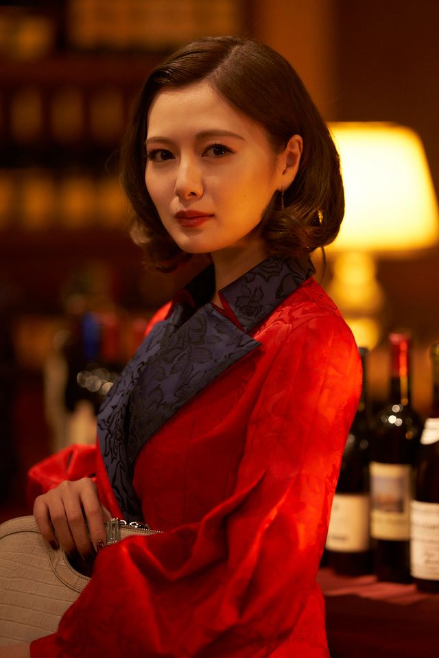 白石麻衣、どの衣装＆髪型も似合う！映画『嘘喰い』場面カット＆メイキング写真（7枚目）