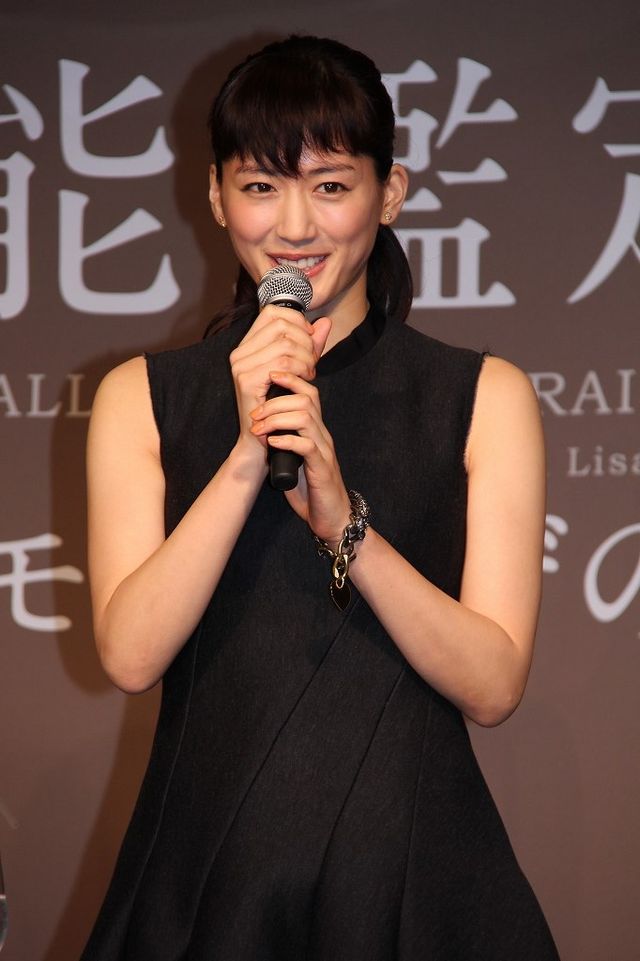 綾瀬はるか、シックなワンピースで登場！映画『万能鑑定士Q -モナ・リザの瞳-』完成披露会見フォトギャラリー：フォトギャラリー