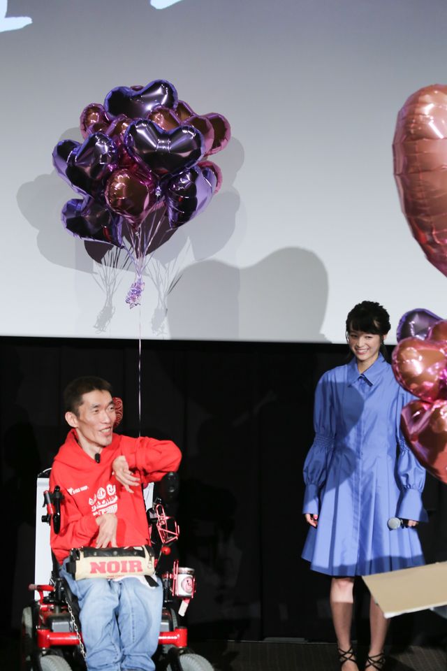 清野菜名ちゃんに誕生日プレゼント!『パーフェクト・レボリューション』初日舞台あいさつ:フォトギャラリー