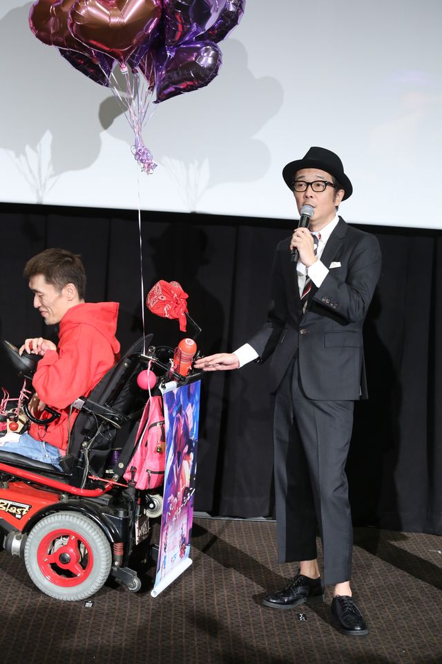 清野菜名ちゃんに誕生日プレゼント！『パーフェクト・レボリューション』初日舞台あいさつ（2枚目）