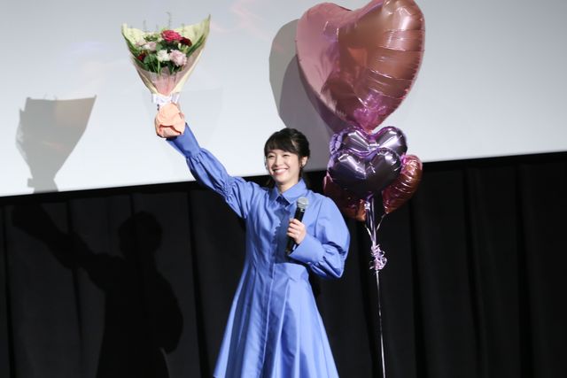 清野菜名ちゃんに誕生日プレゼント！『パーフェクト・レボリューション』初日舞台あいさつ（4枚目）