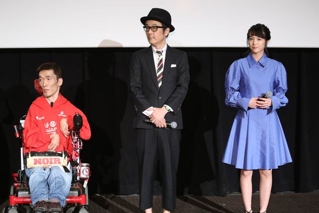 清野菜名ちゃんに誕生日プレゼント！『パーフェクト・レボリューション』初日舞台あいさつ（5枚目）