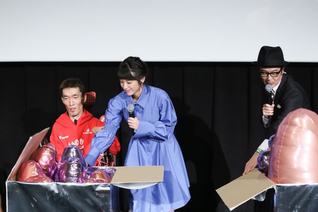 清野菜名ちゃんに誕生日プレゼント！『パーフェクト・レボリューション』初日舞台あいさつ（10枚目）