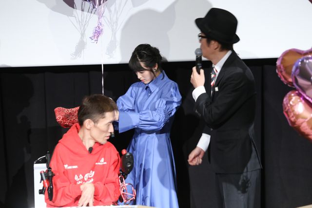 清野菜名ちゃんに誕生日プレゼント！『パーフェクト・レボリューション』初日舞台あいさつ（11枚目）