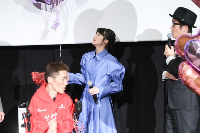 清野菜名ちゃんに誕生日プレゼント！『パーフェクト・レボリューション』初日舞台あいさつ（12枚目）