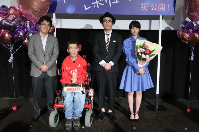 清野菜名ちゃんに誕生日プレゼント！『パーフェクト・レボリューション』初日舞台あいさつ（13枚目）