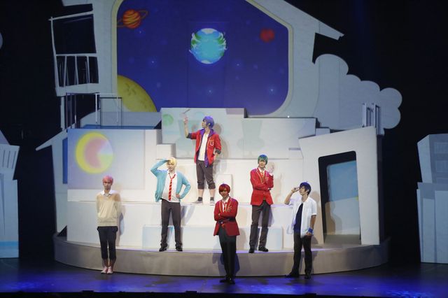 6つ子が踊っている……!!「おそ松さん on STAGE～SIX MEN’S SHOW TIME～」フォトギャラリー：フォトギャラリー