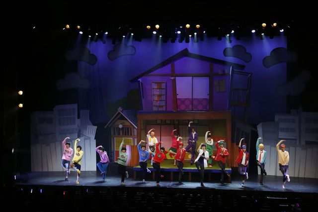 6つ子が踊っている……!!「おそ松さん on STAGE～SIX MEN’S SHOW TIME～」フォトギャラリー（5枚目）