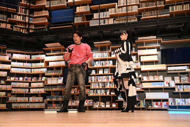 ウィンが見つけた英寿の奇妙な記録…「仮面ライダーギーツ」第37話「慕情V：純白の破壊」：フォトギャラリー