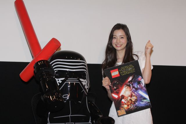 足立梨花、BB-8にメロメロ「ワーナーゲーム2016ラインナップ発表会」ギャラリー：フォトギャラリー
