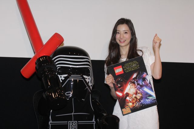 足立梨花、BB-8にメロメロ「ワーナーゲーム2016ラインナップ発表会」ギャラリー（9枚目）