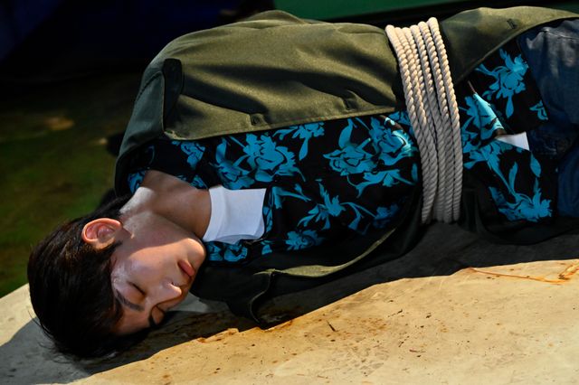 闇菓子を手にいれるラーゲ9…「仮面ライダーガヴ」第16話場面カット（2枚目）