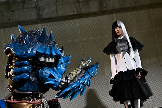 闇菓子を手にいれるラーゲ9…「仮面ライダーガヴ」第16話場面カット（3枚目）